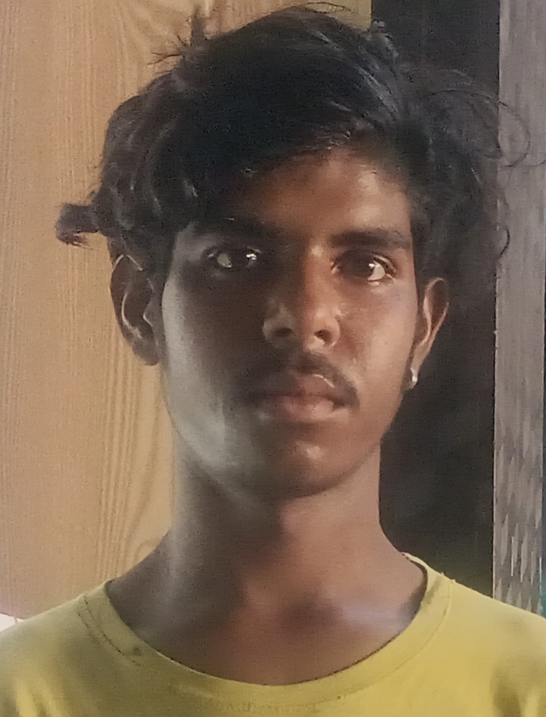 Migrant worker robbed in Mahilpur, motorcyclist flees after snatching mobile phone.